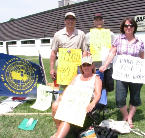 Postal workers picketing in front of the Waggoners Lane post office in Fredericton on June 17, 2011. Photo: Tracy Glynn. faust-cupw-2