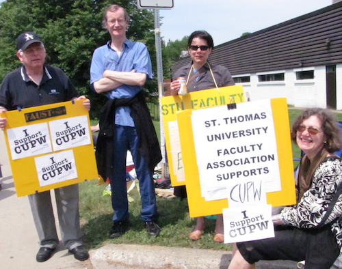 Left to Right: Norm Laverty, Vaughn Barnett, Josephine Savarese and Joan McFarland join a solidarity picket with locked-out postal workers in front of the Waggoners Lane post office in Fredericton on June 17, 2011. Photo: Tracy Glynn. faust-cupw-5