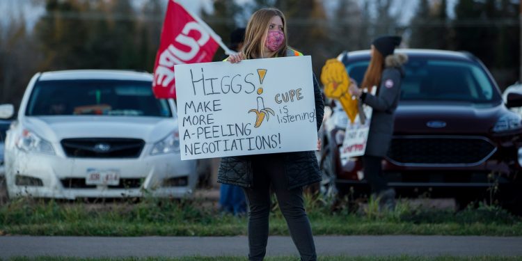 18,000 call for Premier Higgs to resign