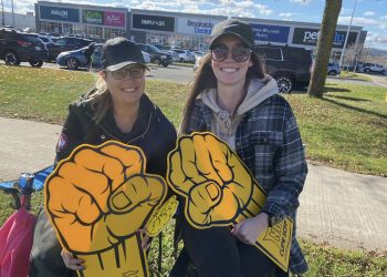 Fredericton residents show support for CUPE members picketing on Main Street