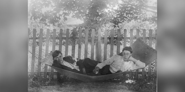 Il y a cent ans les queers étaient invisibles dans les communautés rurales. Heureusement ce couple gai avait un appareil photo.