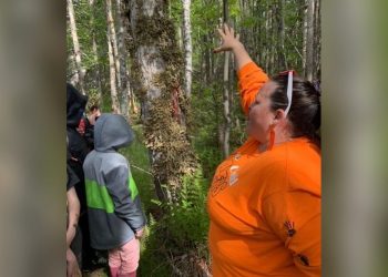 Elder leads medicine walk for young minds