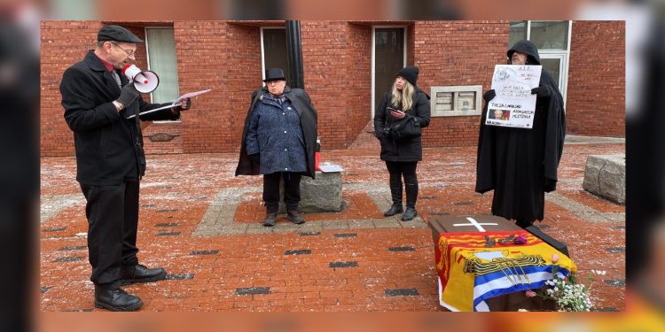 Mock funeral held to mourn death of rental control in New Brunswick [video]