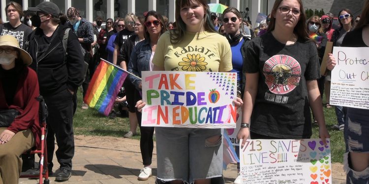 Policy 713 keeps queer and trans kids safe: protesters [video]
